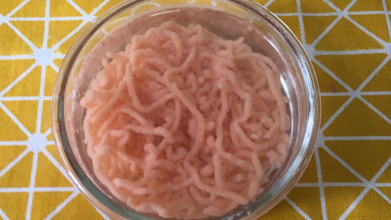 宝宝辅食之黄瓜胡萝卜虾条,煮好后,放入凉开水中,这样可以帮助虾条成型。