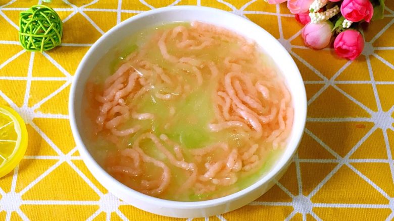 宝宝辅食之黄瓜胡萝卜虾条,红色的滑虾,绿色的黄瓜。红红绿绿是不是很诱人。关键是很软很嫩,特别适合小宝宝吃。
喜欢的话记得给饭团麻麻点赞哦,饭团麻麻也需要大家的鼓励哦!