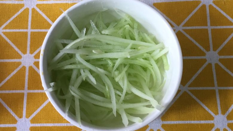 宝宝辅食之黄瓜胡萝卜虾条,黄瓜去皮切丝。
小宝宝还不能处理黄瓜丝的,需再把黄瓜切碎。