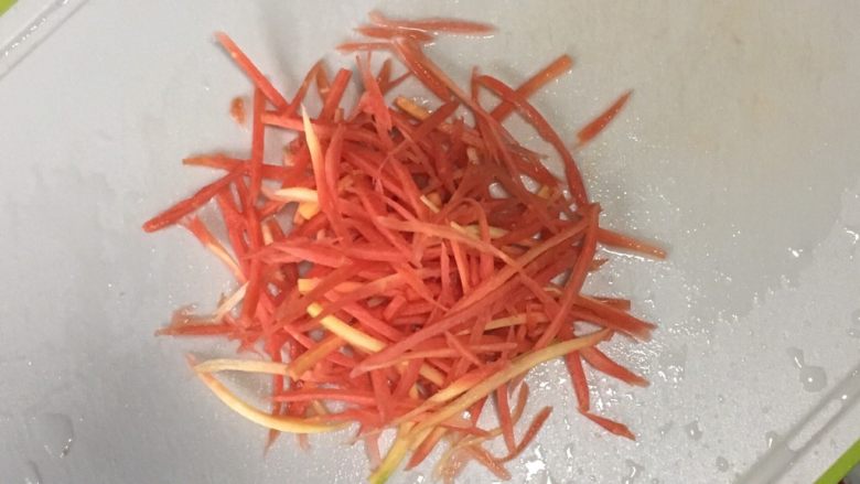 宝宝辅食之黄瓜胡萝卜虾条,胡萝卜洗净,去皮,切碎。