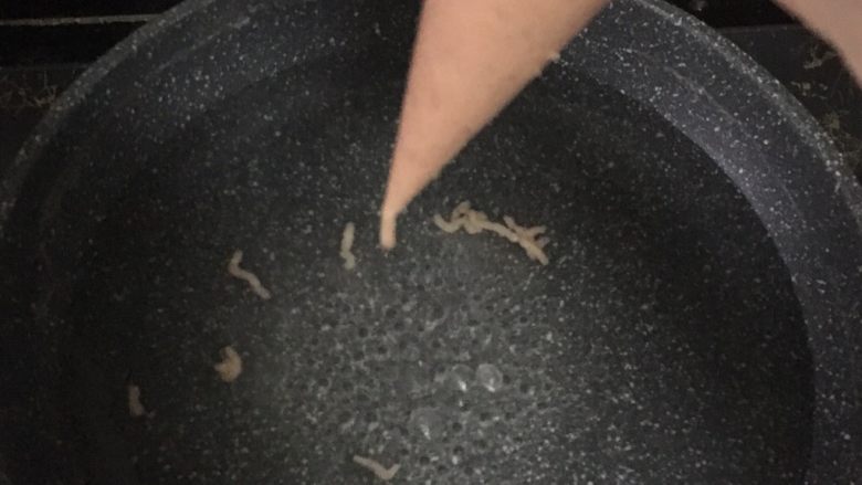 宝宝辅食之黄瓜胡萝卜虾条,将搅拌好的虾泥放到裱花袋中,在裱花袋下端剪个小口子。没裱花袋可放入厚点的保鲜袋中。