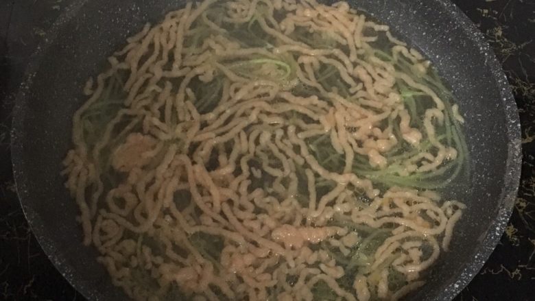 宝宝辅食之黄瓜胡萝卜虾条,起锅烧水,水开后,放入黄瓜,煮软后,再放入煮熟的滑虾煮30秒即可。