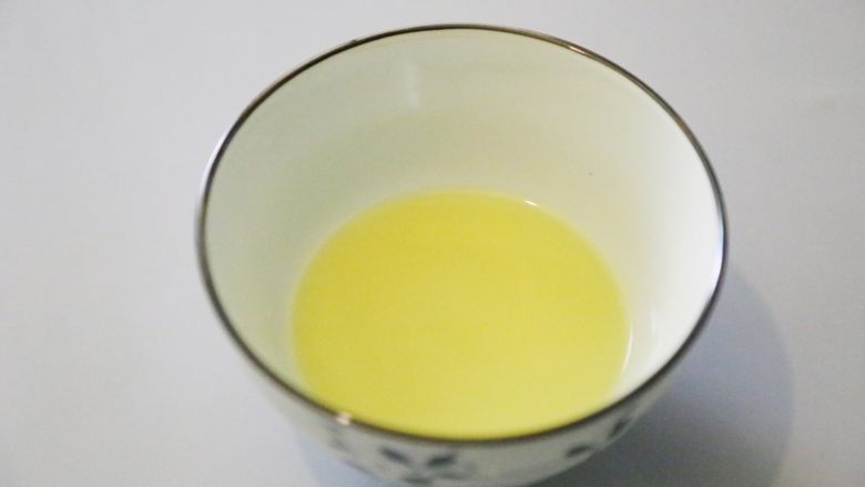 自制姜撞奶,所有挤好的生姜汁,放好备用。