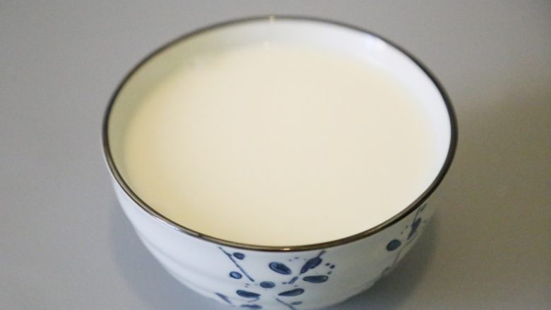 自制姜撞奶,不要搅动,静至约20分钟,即可凝结。