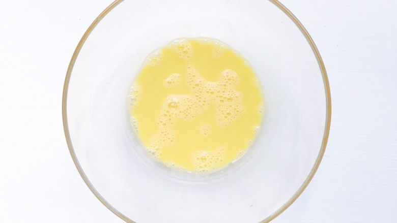 宝宝零食:简易版虾条,食材处理:准备一个大碗 将鸡蛋打散