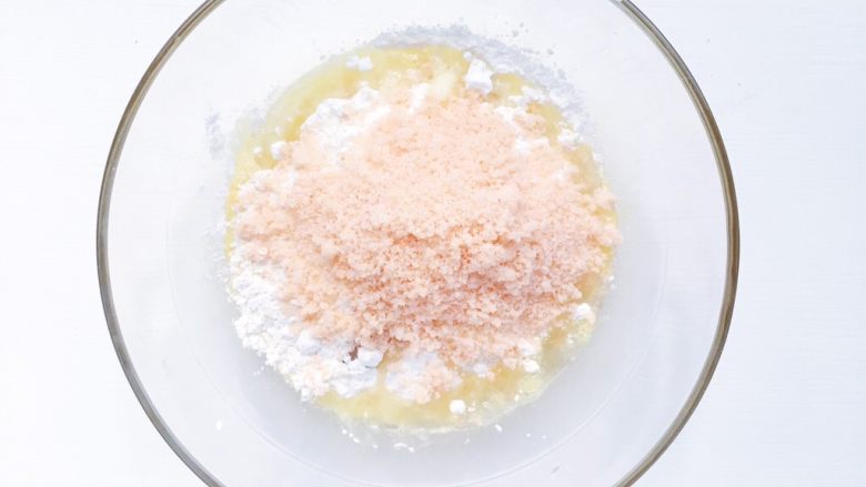 宝宝零食:简易版虾条,依次加入低筋面粉 玉米淀粉 油 虾松