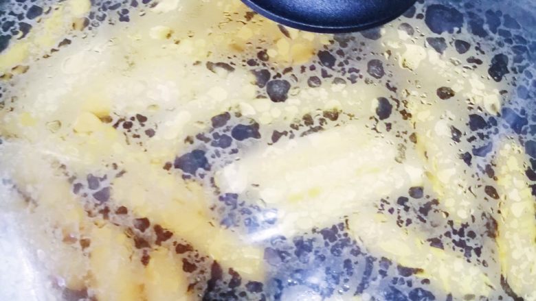 宝宝零食:简易版虾条,盖上盖子煎2分钟 再翻面煎2分钟 最后关火再焖5分钟