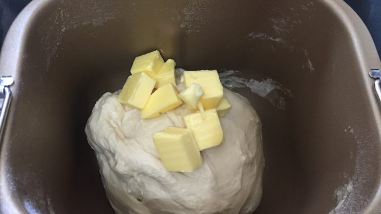 炼奶提子吐司,揉面好之后加入软化室温的黄油,继续揉面20分钟