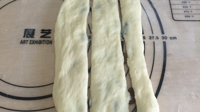 炼奶提子吐司,用刀竖着切两刀,上面不要切断,下面要切断