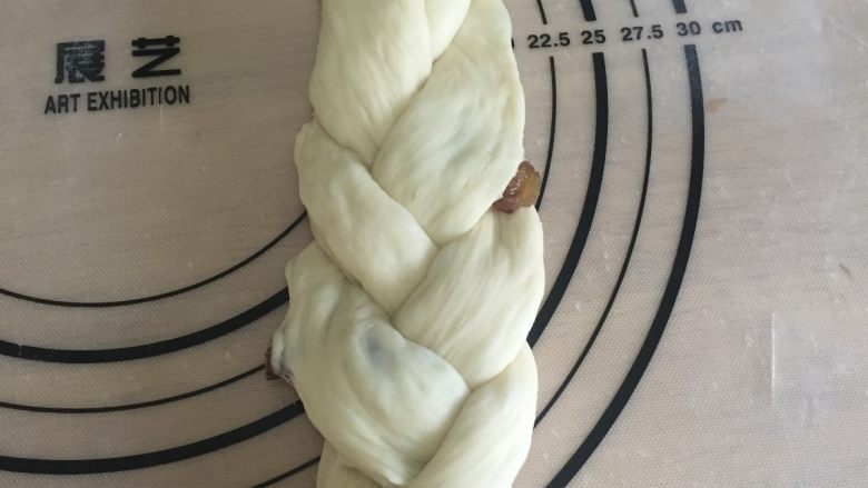 炼奶提子吐司,编成麻花状,收口处一定要捏紧