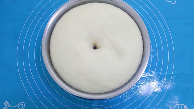 辫子面包,发酵好的面团,大约原来的二倍大,用手指沾面粉,戳个小洞,不回缩不塌馅就说明发酵成功