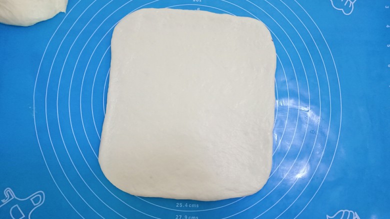 辫子面包,松弛好的面团,用擀面杖擀成长度和自己的模具差不多,宽度宽一些