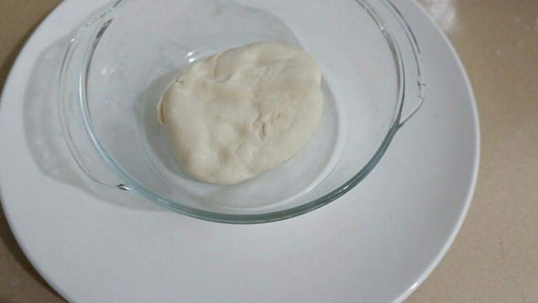 茄子辣椒素盒子,我用了最简单的一款饼皮儿,就是直接温水揉成比饺子皮儿略软或者差不多的面团即可。我图片里稍微有点硬了。揉好以后直接盖保鲜膜扔冰箱就行。醒制了一夜的面团更好操作,口感也相对好。