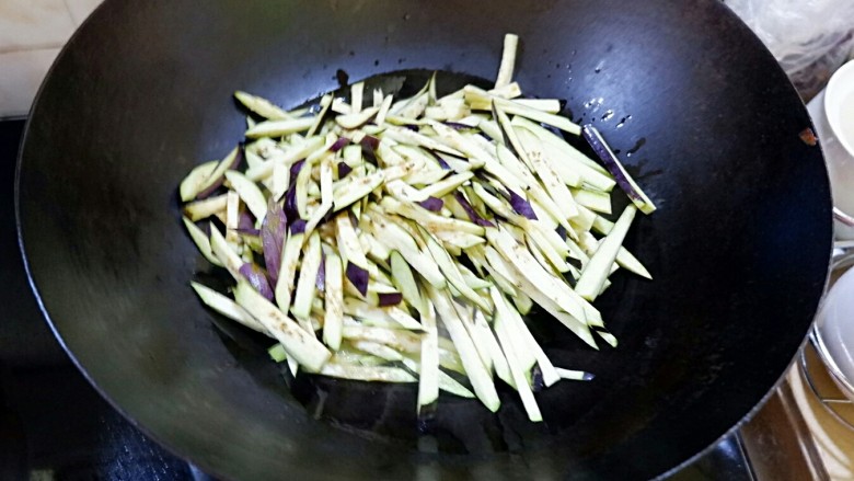 茄子辣椒素盒子,这一步很关键,这个馅儿不是切好拌在一起就好吃了。茄子要在锅里炒一下,油可以稍微多一点,因为馅料是素馅儿,需要油脂提香。