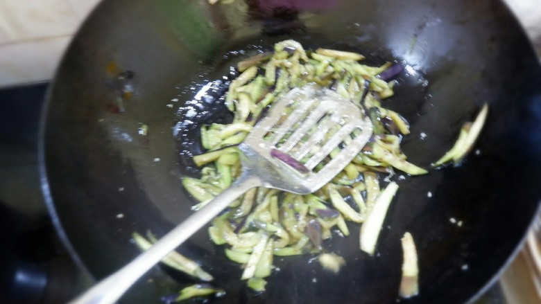 茄子辣椒素盒子,茄子在炒的过程中压几下,尽量逼出水份。炒软即可,不需要炒熟。