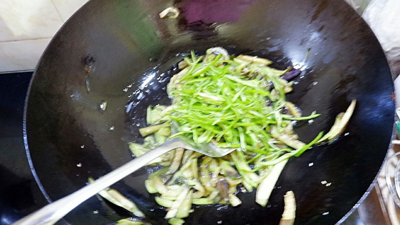 茄子辣椒素盒子,之后放入青椒丝儿,就可以关火了。余温足够让青椒丝变软。炒烂了就不好吃了,影响馅料口感!