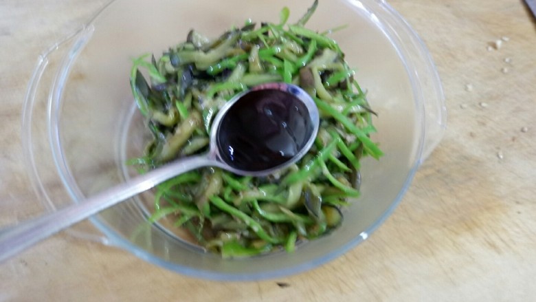 茄子辣椒素盒子,加一勺耗油,少许盐,拌匀。馅料就做好了。如果不喜欢耗油的味道,可以用生抽代替。
