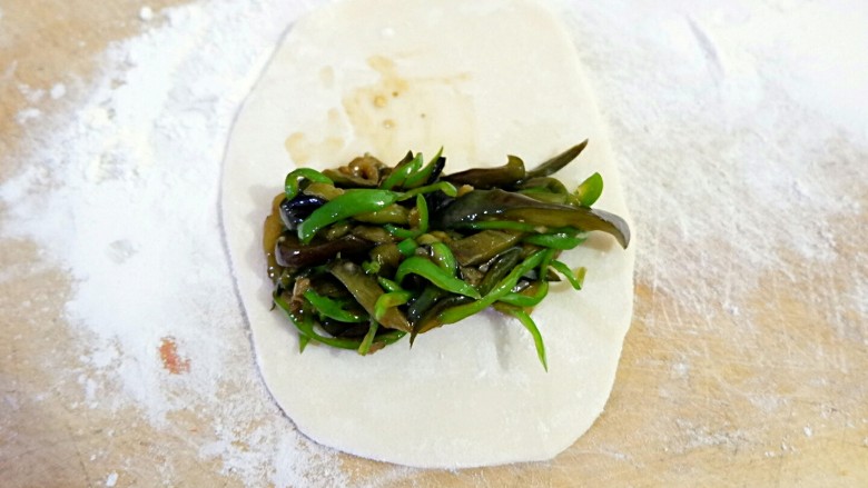 茄子辣椒素盒子,包制。包法随意,只要包紧了馅料掉不出来就行了。