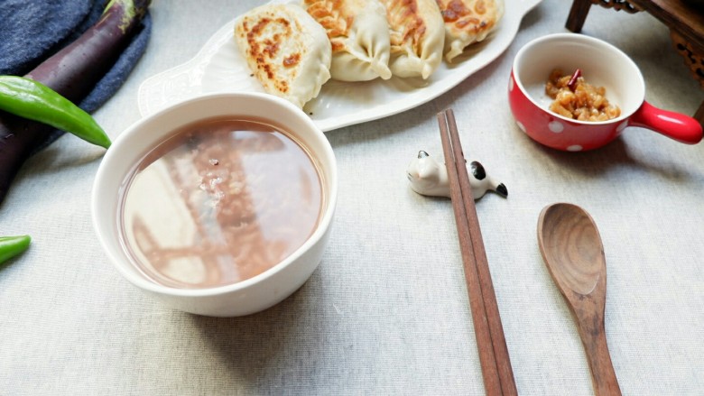 茄子辣椒素盒子,早餐直接吃觉得有点干，配了杂粮粥。杂粮粥一样是前一天晚上睡觉前丢电饭煲里预约好的。角落里是自制虾仁菜脯，回头再做的时候再分享方子。