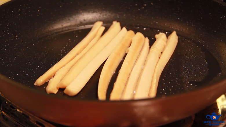 喷香四溢的美味煎饼,准备煎制火腿肠!适当的翻面,保证火腿肠色泽饱满!吃着的时候会更香哦!
