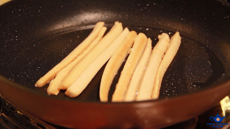 喷香四溢的美味煎饼,准备煎制火腿肠！适当的翻面，保证火腿肠色泽饱满！吃着的时候会更香哦！