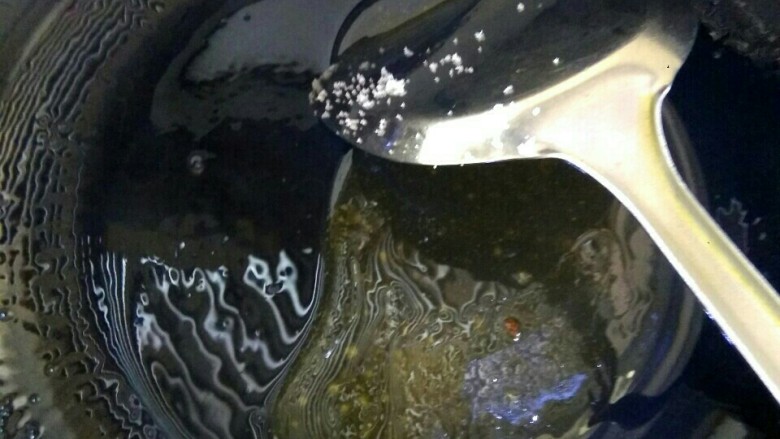 拔丝土豆,继续熬糖,铲子不停搅动,以免糊锅。小白泡泡消失,糖变成棕黄色,这时迅速下入土豆块翻炒,使每一块土豆均匀挂上糖汁。