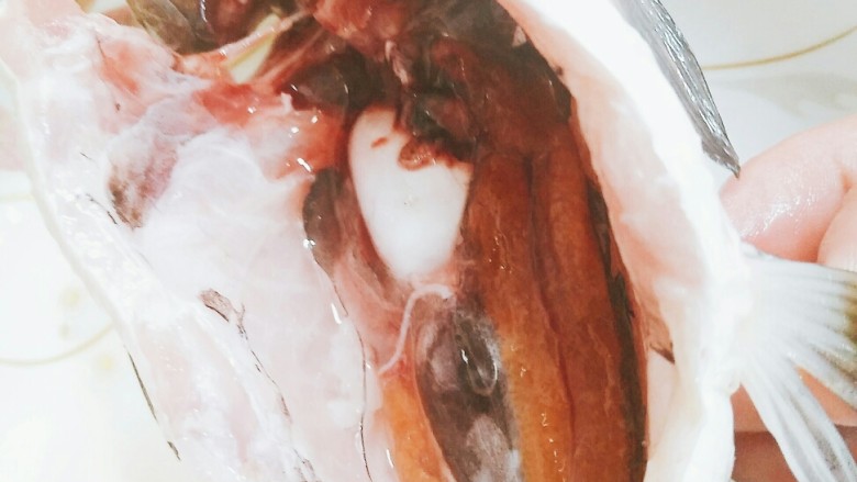 蒸鲫鱼,要注意把肚子里的黑膜去除干净,这是腥味的来源。