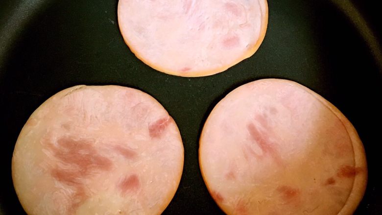 美味三明治,火腿下锅煎一下,不用放油,两面各煎20秒即可。