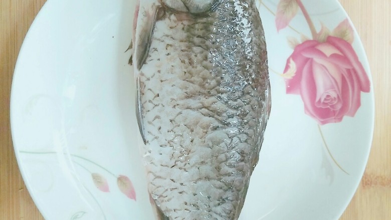 蒸鲫鱼,一般在市场买鱼,卖家会帮你杀好处理好,回家只需要看一下腮有没有完全清除干净,然后洗净就好。