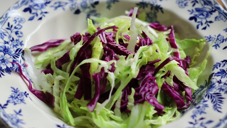 夏日减脂沙拉(纯素),混合码到盘子里