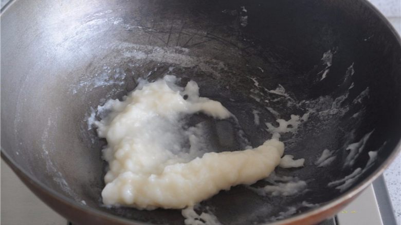 让土司变成营养仓库——汤种坚果土司,先制作汤种,将主料里的食材混合均匀后放入锅里,开小火,将面粉<a style='color:red;display:inline-block;' href='/shicai/ 156925'>水</a>煮成糊状,关火,盛出放凉