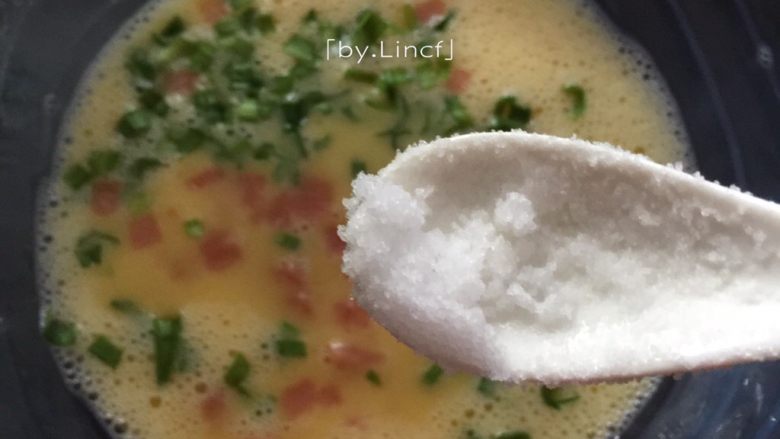 火腿蒜香鸡蛋卷,加入蒜叶、火腿粒,加入少许盐(幼小宝宝食用可适量减少或不用)