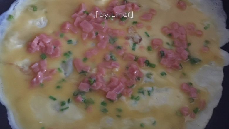 火腿蒜香鸡蛋卷,接着平底锅烧微热,中小火。放入少许油(也可不放)看自己的锅粘不粘而定。倒入适量拌好的鸡蛋液
