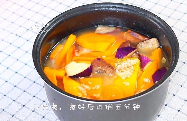南瓜软饭,加适量水,开始煮。由于南瓜占地比较大,加水的时间不要加多了,最终时间还有露出来的,不是全部漫进去。