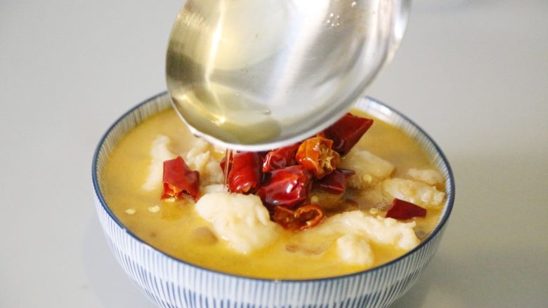 巴沙酸汤鱼,烧一勺热油,淋在干辣椒上,让辣椒段散发出香气即可。