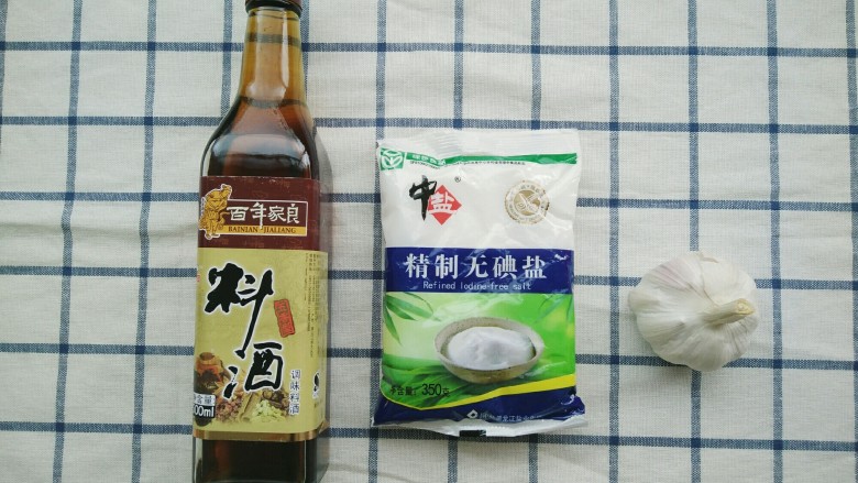 【减脂菜谱】耗油煎鸡胸,腌制鸡胸肉的调料。因为不想加过多的调料,把调料精简为以上三样。去腥提鲜,有咸味即可。