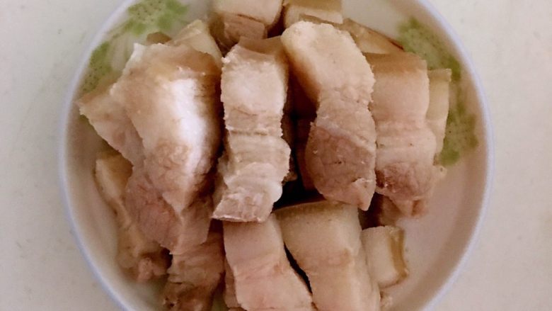 秘制红烧肉,五花肉焯好后捞出来,用温水清洗干净,沥干水分