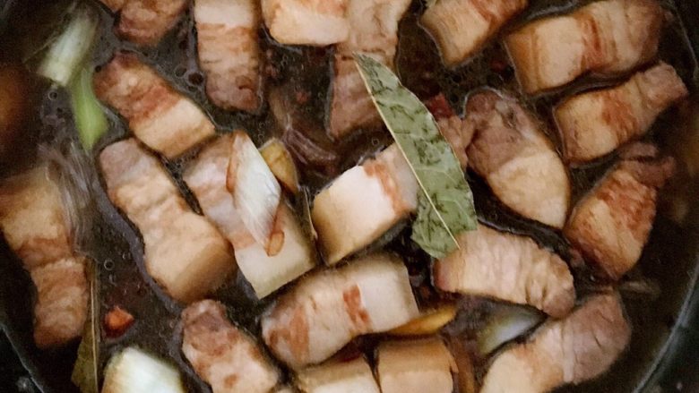 秘制红烧肉,加入开水,水量没过五花肉,温火烧25分钟左右