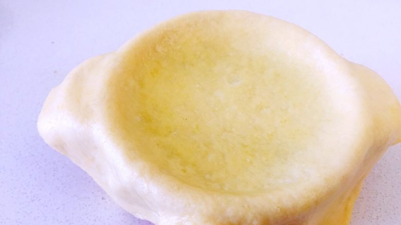 酥皮土豆玉米濃湯,濃湯好了正好酥皮也再發酵完成,湯倒入烤碗,烤碗上面蓋一層酥皮,酥皮一定要相對大一些,不然考的時候一回縮湯就露出來了(千萬注意)