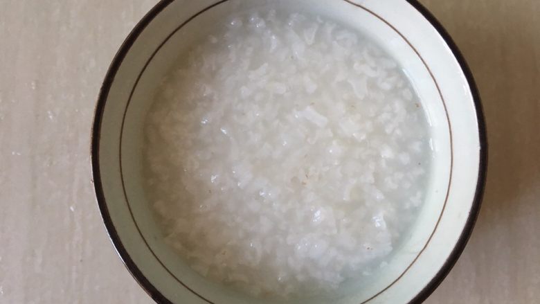 油菜鳕鱼蛋黄粥,白粥基底提前电饭煲熬好备用。