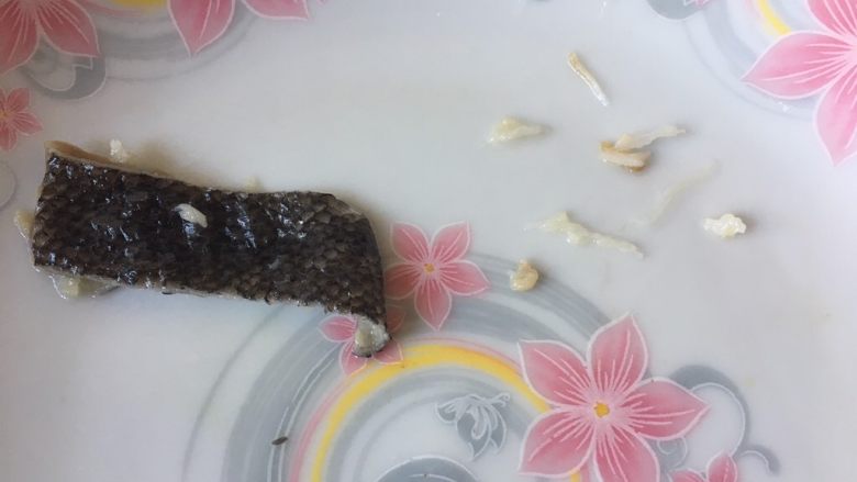 油菜鳕鱼蛋黄粥,去鱼皮踢掉鱼骨头,这一步一定不能马虎了,为了宝宝,妈妈们千万要留心噢~