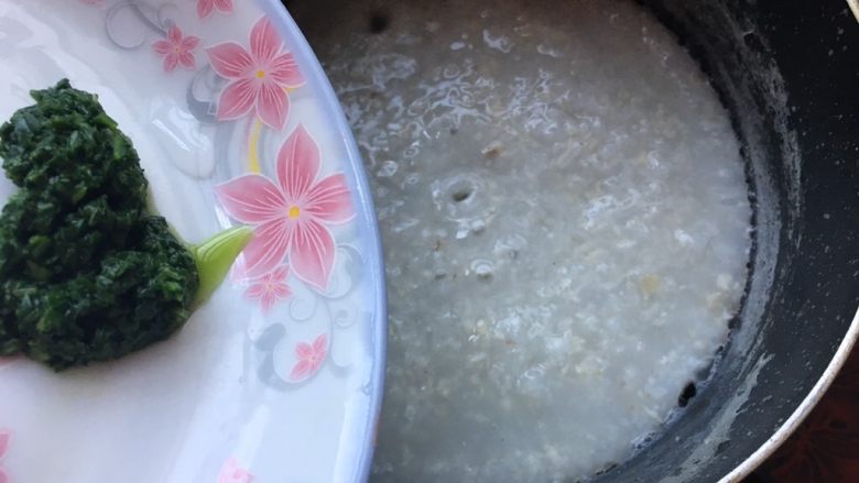 油菜鳕鱼蛋黄粥,2-3分钟左右鱼也差不多熟了,关火加入油菜搅拌均匀,利用粥的余热即可,油菜不用再次放锅里加热煮了,因为焯后的油菜基本熟了。