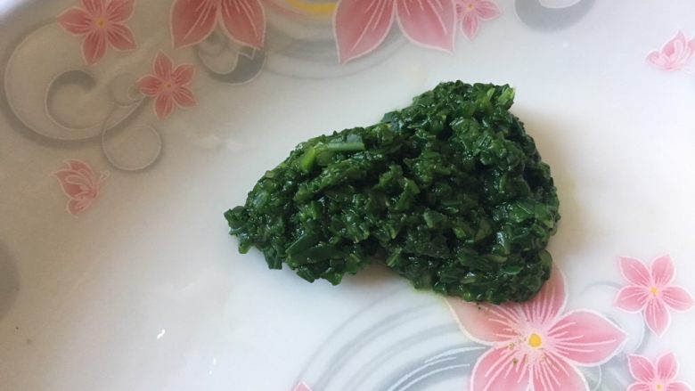 油菜鳕鱼蛋黄粥,奶锅加入白粥基底,烧开后加入鳕鱼熬煮。