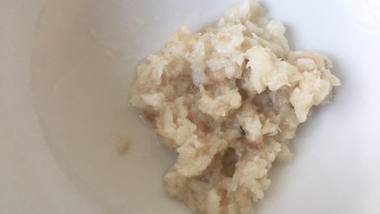 油菜鳕鱼蛋黄粥,用刀剁碎~大宝宝吃的话这步可以省略……