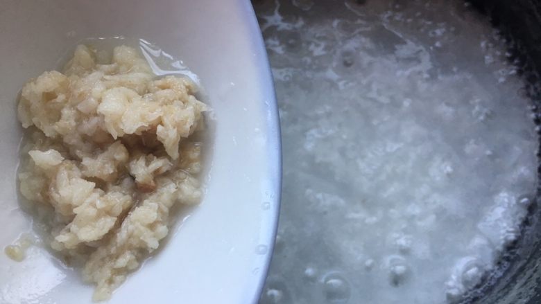 油菜鳕鱼蛋黄粥,奶锅加入白粥基底,烧开后加入鳕鱼熬煮。