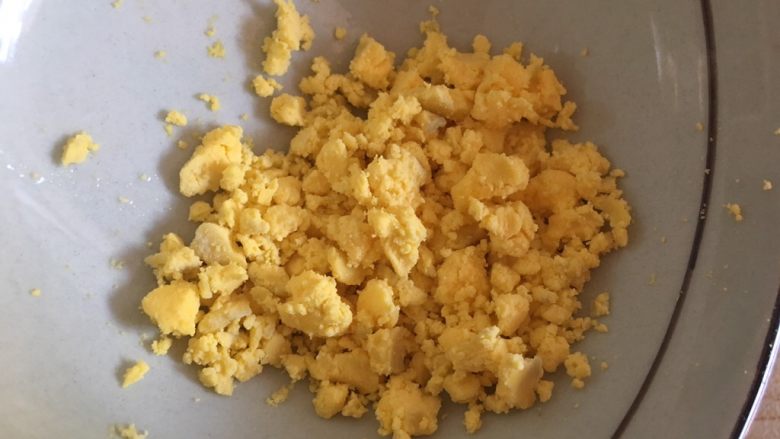 油菜鳕鱼蛋黄粥,鸡蛋剥壳,取蛋黄,用勺子压碎,点缀在粥上即可,外貌协会的朋友们可以将蛋黄在漏网上过筛碾压,会更漂亮更细腻~