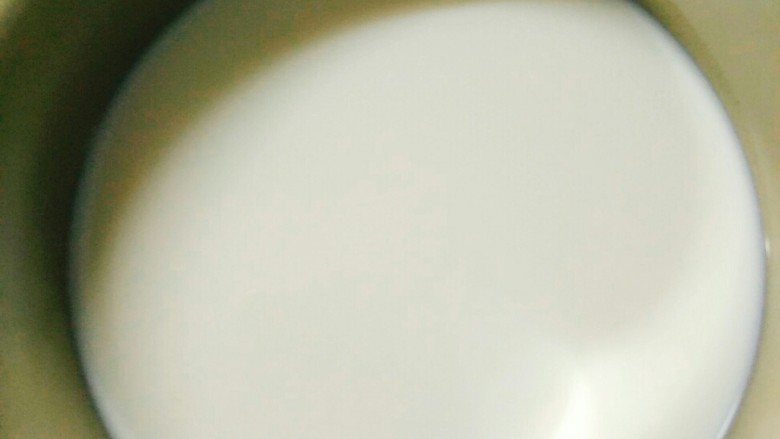 芒果椰奶冻,将牛奶、椰子汁、糖混合在一起,小火加热至糖无颗粒,放凉。