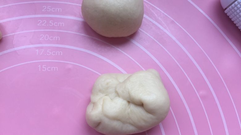 黄油面包卷,折起来,然后搓成上面的圆球状。