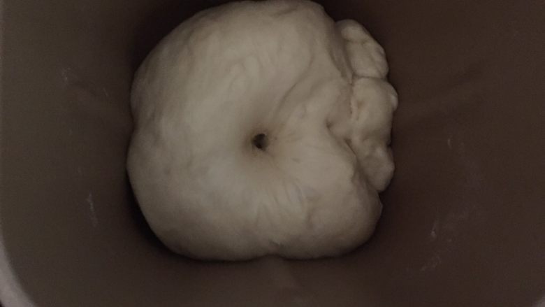 黄油面包卷,发酵到手指戳动不明显回缩。时间和温度有关。(现在室温32度,发了40分钟)
