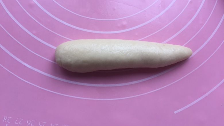 黄油面包卷,稍微搓搓,搓成这样的造型。